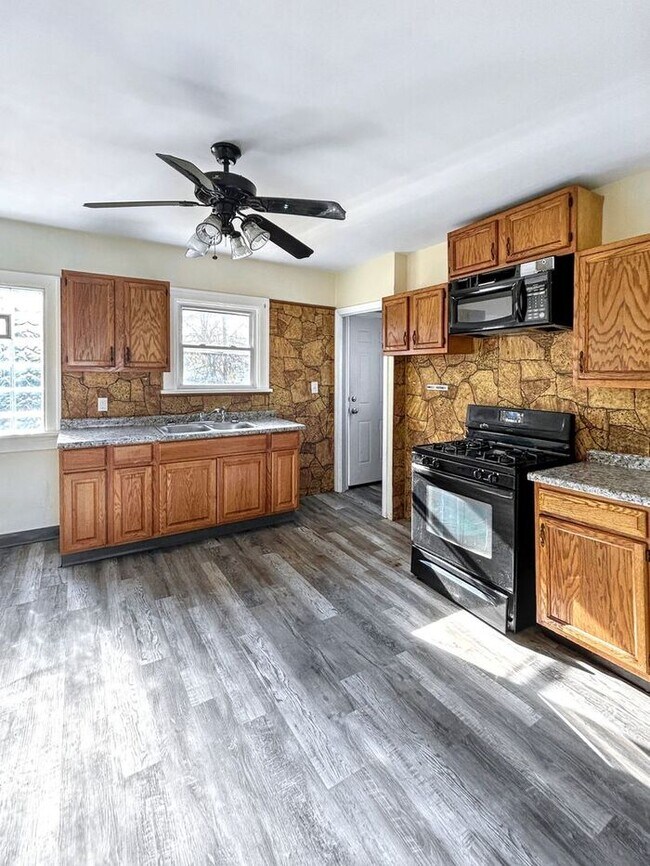 Building Photo - Adorable 3-Bedroom Home with Bright, Invit...
