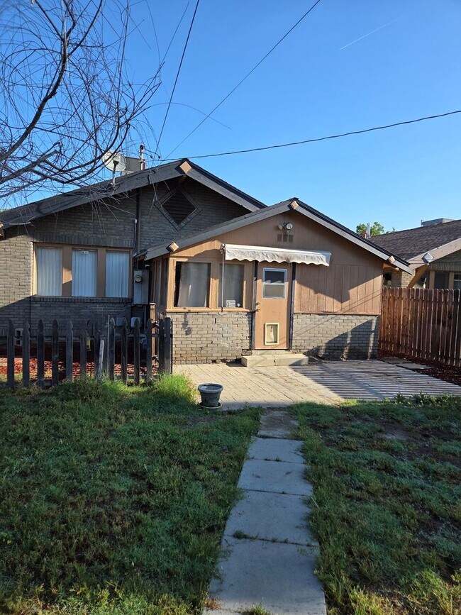 Building Photo - Two bedroom Charmer