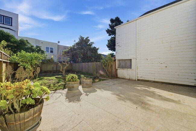 Building Photo - 347 Staples Ave