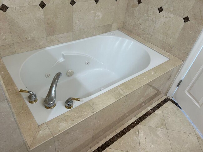 Building Photo - Amazing 3 story free standing contemporary house with terrific ocean views in Playa Del Rey