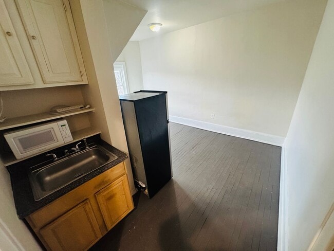 Building Photo - STUDIO APARTMENT WITH HEAT INCLUDED AVAILABLE NOW!