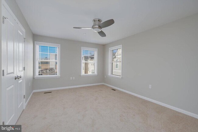 Building Photo - 412 Woodcrest Dr SE
