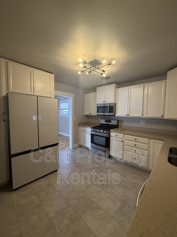 Building Photo - 1017 25th St W