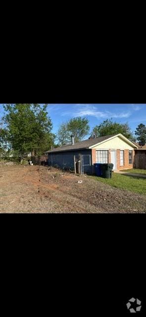 Building Photo - 218 N Oaks Ave