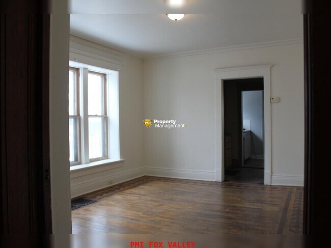 Building Photo - 4 Bedrooms 2 Kitchens & 2 Bathrooms