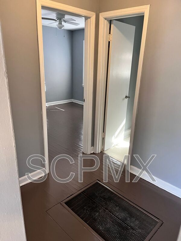 Building Photo - 2423 Crestview Dr