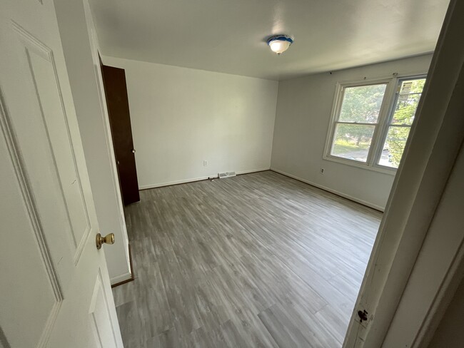 Building Photo - 165 Berehaven Dr