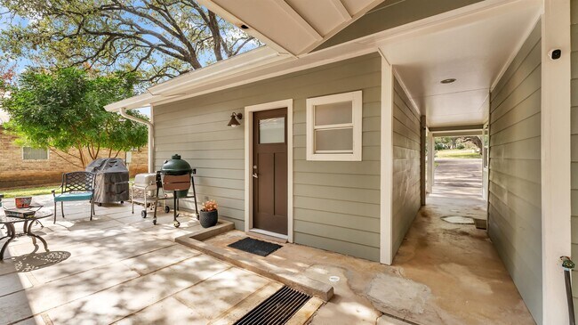 Building Photo - 207 Elm Lodge Dr