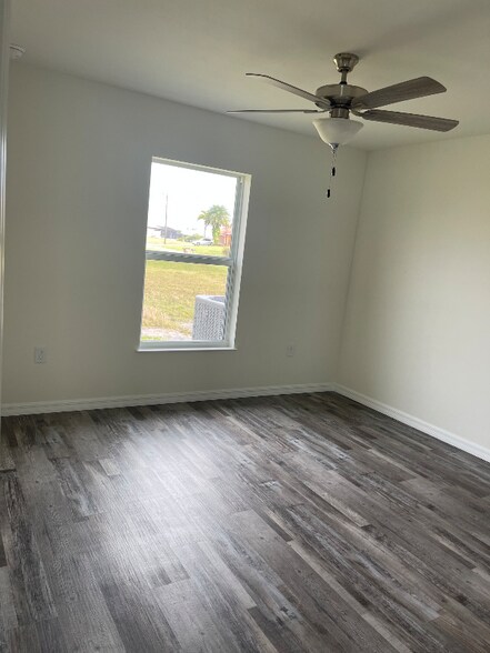 Building Photo - 1121 NW 13th Terrace