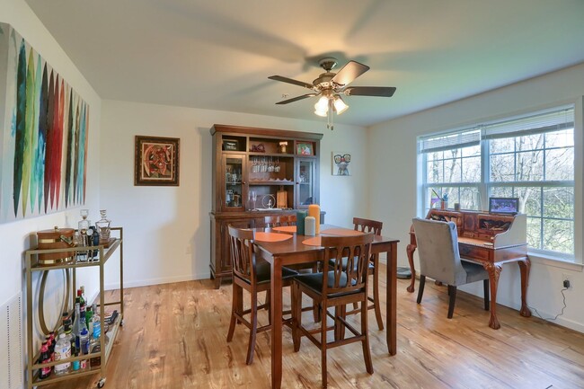 Building Photo - Newer build 2,000 sq ft 3/BR 2.5 bath luxury townhome FULLY FURNISHED