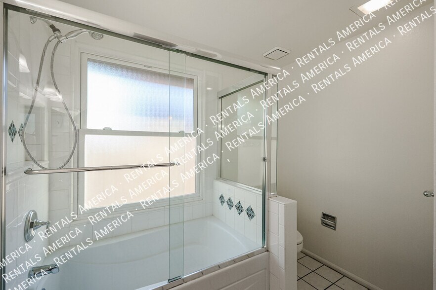 Building Photo - 1817 N Palm Dr