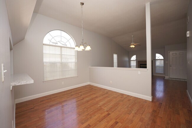 Building Photo - 243 Parkwood Cir
