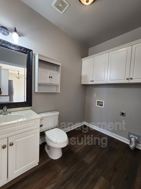 Building Photo - 1028 Nottingham Dr