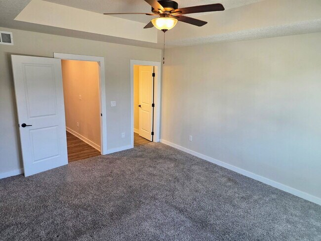 Building Photo - 6951 Bluebell Ct