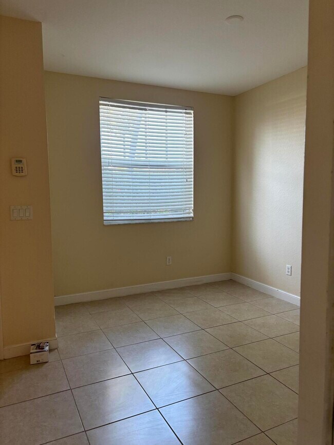 Building Photo - 590 Amador Ln
