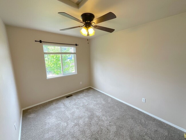 Building Photo - 5 Bedroom Home Available Near Briargate Pkwy & Austin Bluffs Pkwy!