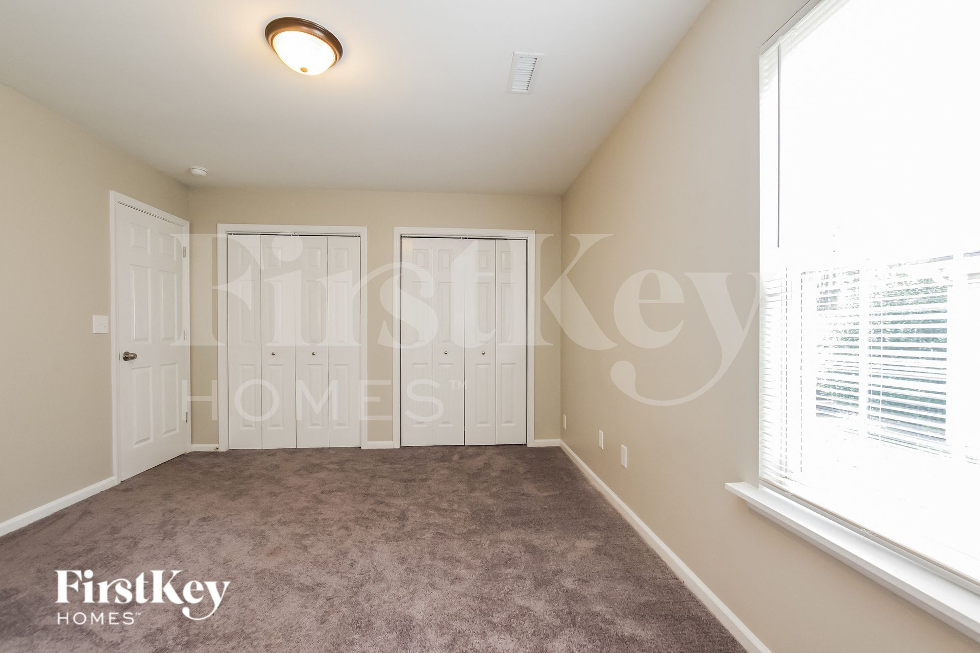 Building Photo - 5823 Hamilton Oaks Dr