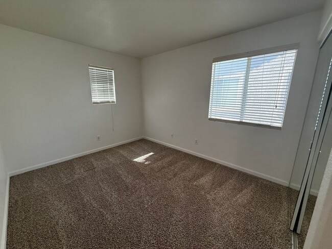 Building Photo - Beautiful Large 4 Bedroom 2.5 Bath Home