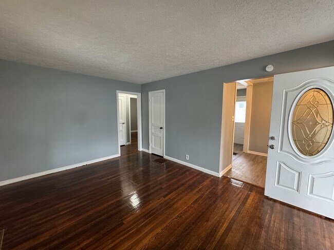 Building Photo - Near Southeast 2 Bedroom 1 Bath and Bonus Room