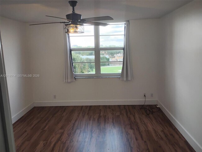 Building Photo - 250 Jacaranda Dr