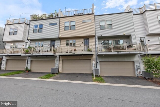Building Photo - 5056 Oakmoore Dr