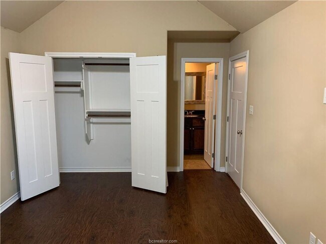 Building Photo - Beautifully 4 bedroom, 3 bathroom house within minutes of Texas A&M!!