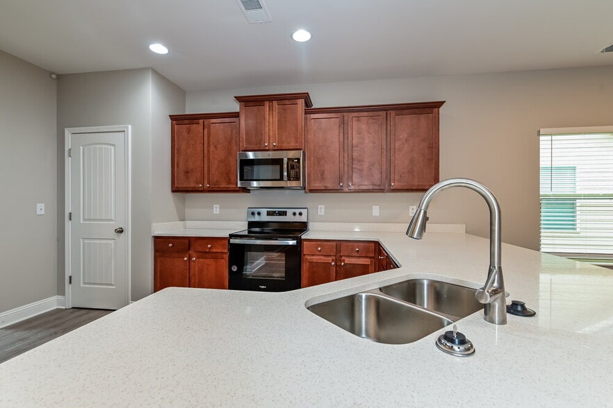 Building Photo - 5084 Summerview Ln