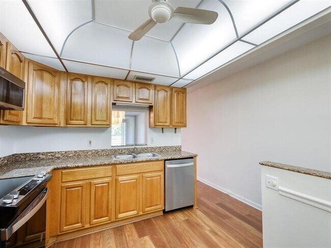 Building Photo - 4701 Martinique Dr