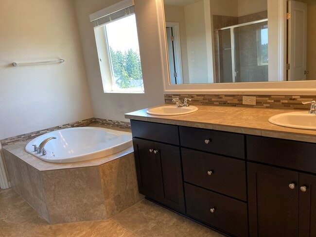Building Photo - Newer Home In North Albany!     Over 2000 ...