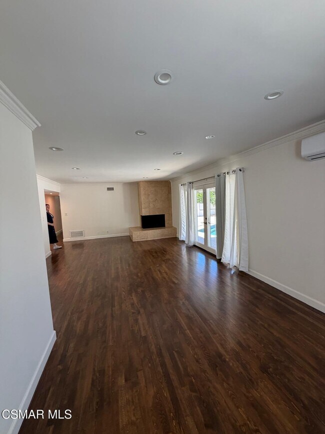 Building Photo - 23723 Oxnard St