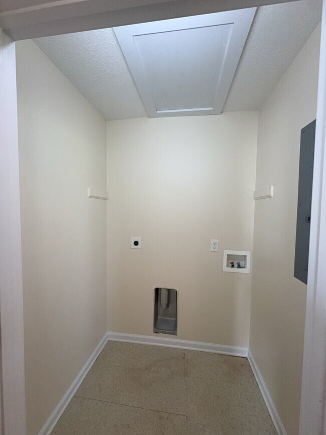 Building Photo - 204 Angus Ln