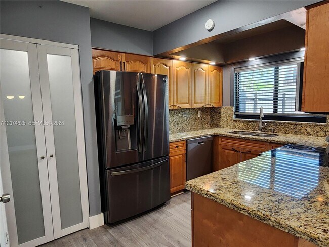 Building Photo - 6518 Kendale Lakes Dr