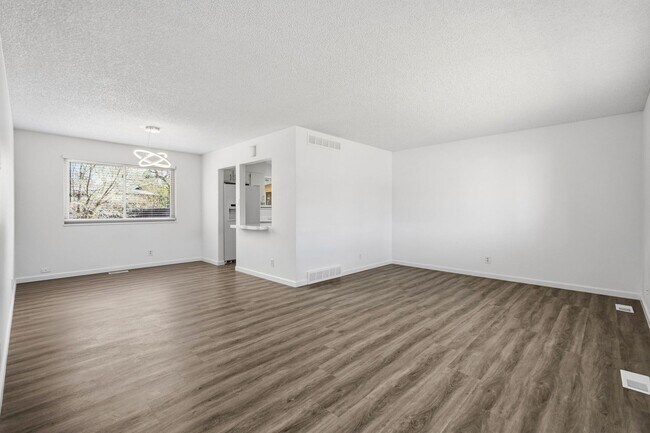 Building Photo - 4 bedroom / 2 bath / Beautifully Updated