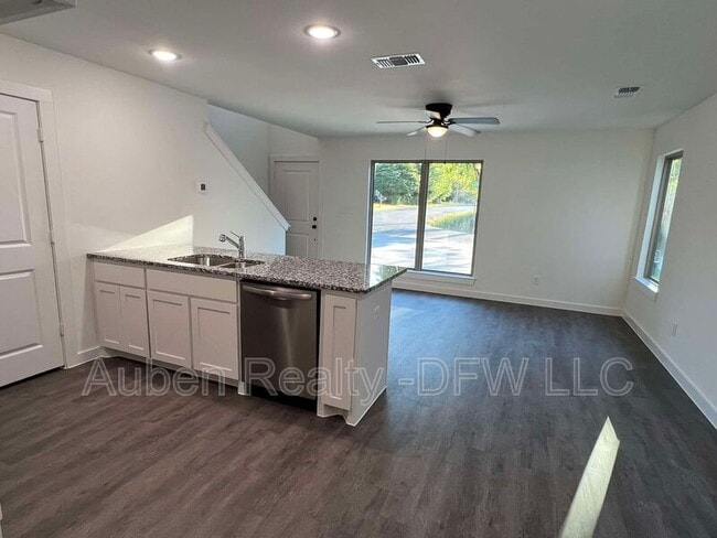 Building Photo - 2428 South Fannin Avenue