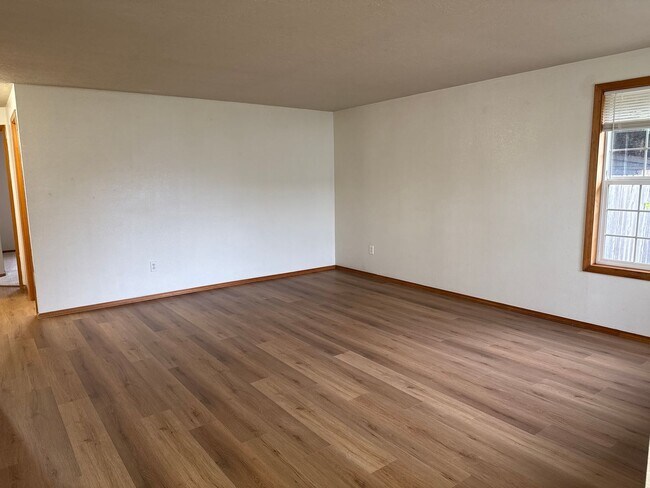 Building Photo - 3 Bedroom 1.5 Bath Home Fenced Yard, Shed ...