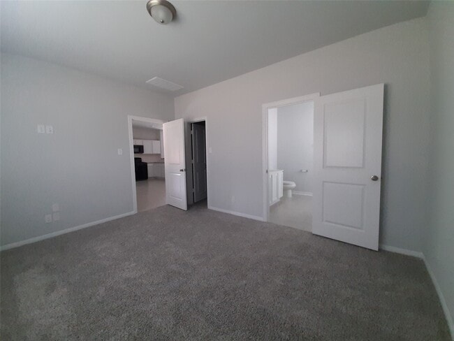 Building Photo - 5855 Strawflower Ln