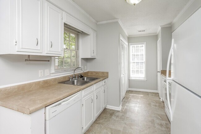 Building Photo - Amazing 3 Bedroom Home