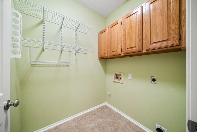 Building Photo - Spacious 4-Bed Home with Island Kitchen, Fireplace & Fenced Yard in San Antonio – 2,143 Sq Ft