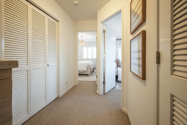 Building Photo - 2 Bedroom Townhome - 1 Block from NPS