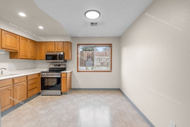 Building Photo - Queen Jeanette Apartments — Beautiful & Spacious Upstairs 2BR/1BA with Vaulted Ceilings, Gas Fire...