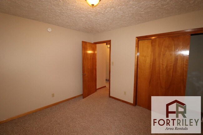 Building Photo - 519 Maple St