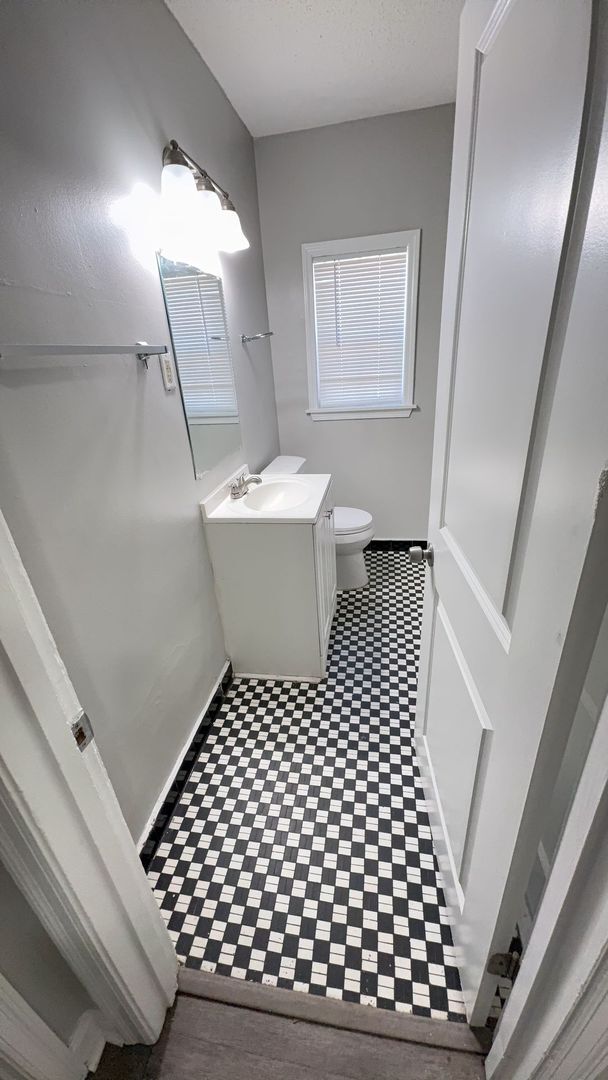 Building Photo - Charming 2 bedroom, 1 bathroom duplex