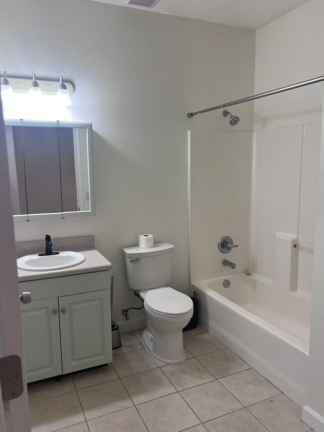 Building Photo - Newly renovated 2 bedroom, 2 bathroom condo coming soon!