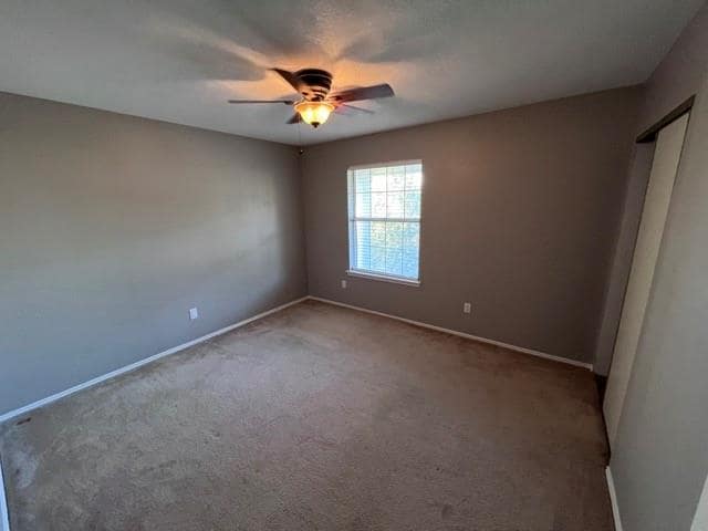 Building Photo - 584 Lake Forest Dr