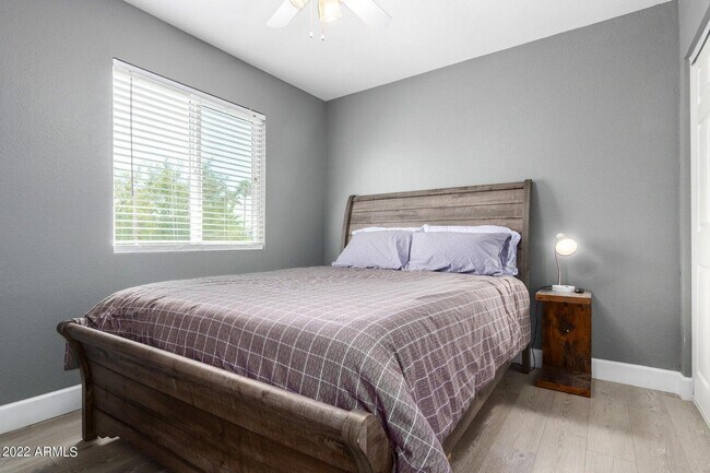 Building Photo - 1502 E Topeka Dr