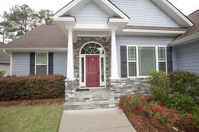 Building Photo - Woodlake Home