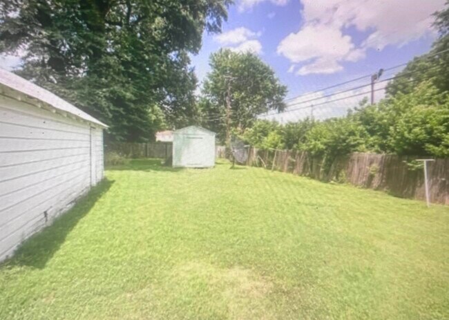 Building Photo - 494 Fernwood Ave