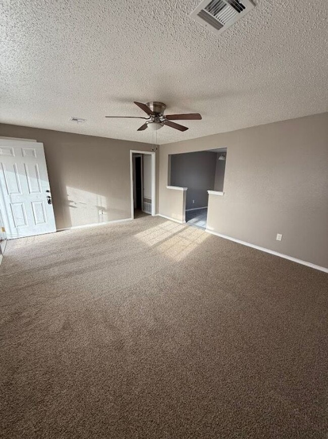 Building Photo - 4 BedroomHome Available!