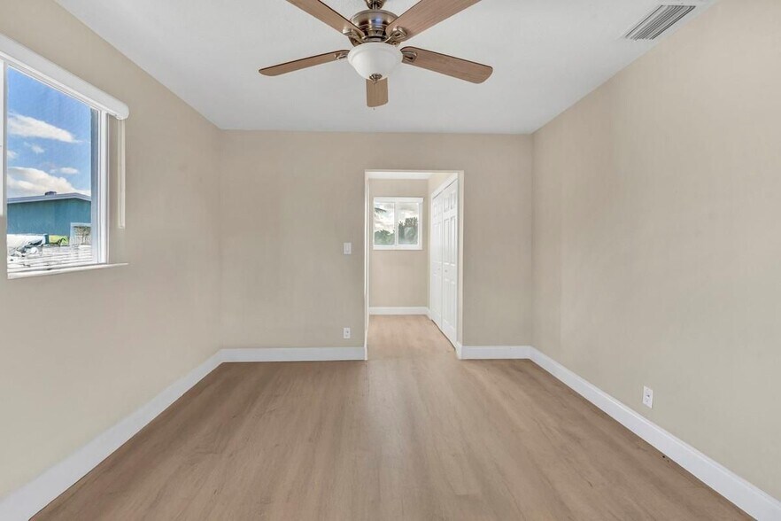 Building Photo - 290 NW 65th Ave