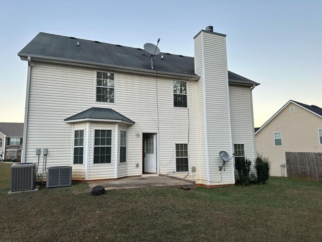 Building Photo - 5 bed/2.5 Bath Close to Fayette County  Op...